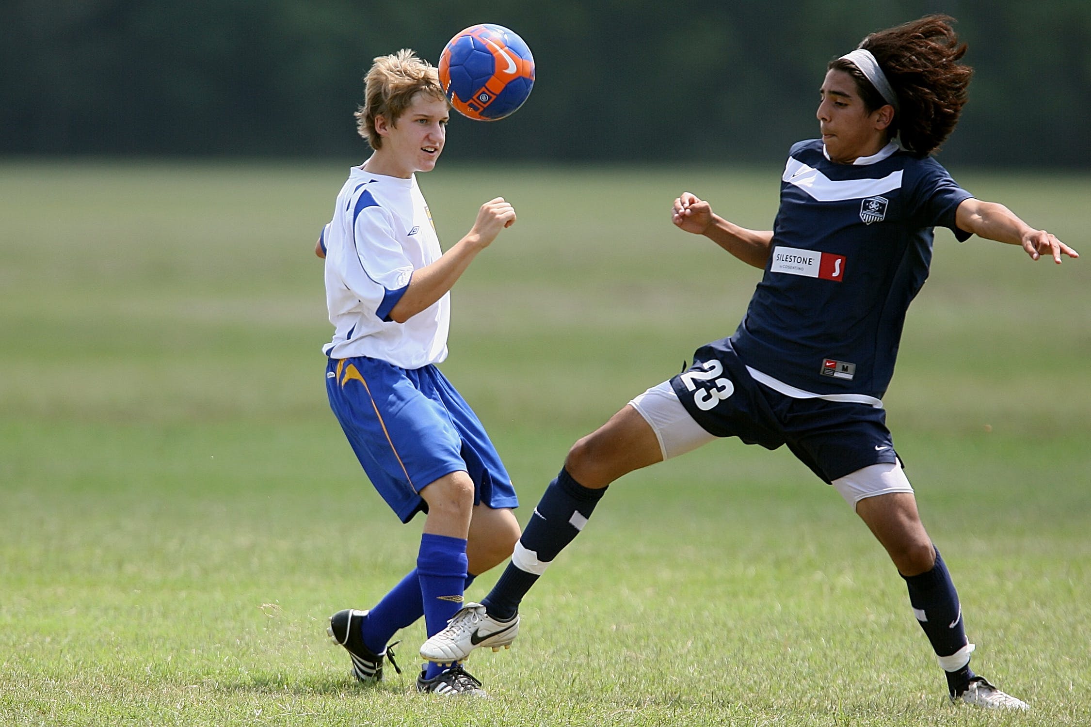 Ragazzi che giocano a calcio